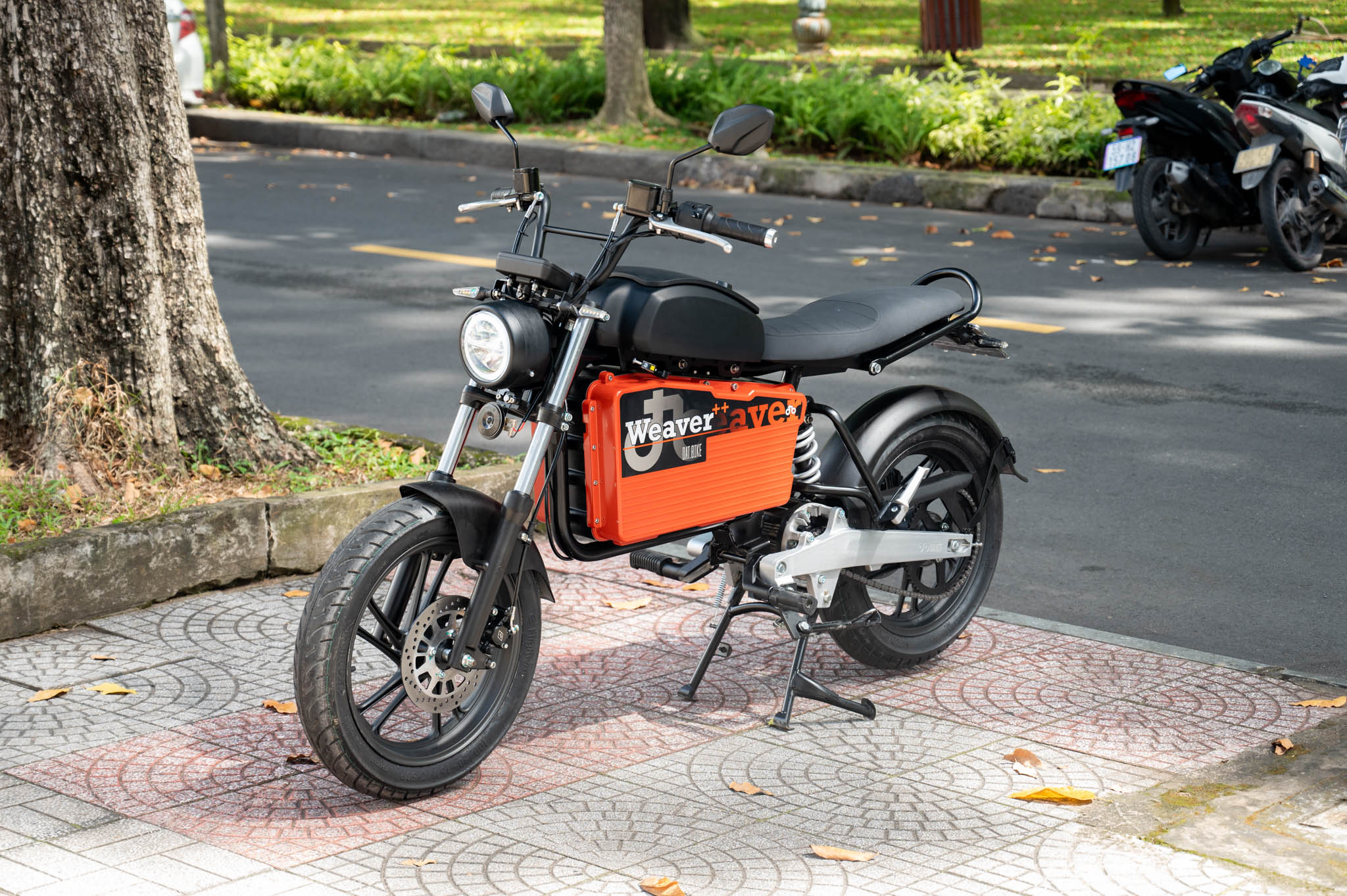 Dat Bike Weaver++ thiết kế scrambler khung sắt lộ khối pin