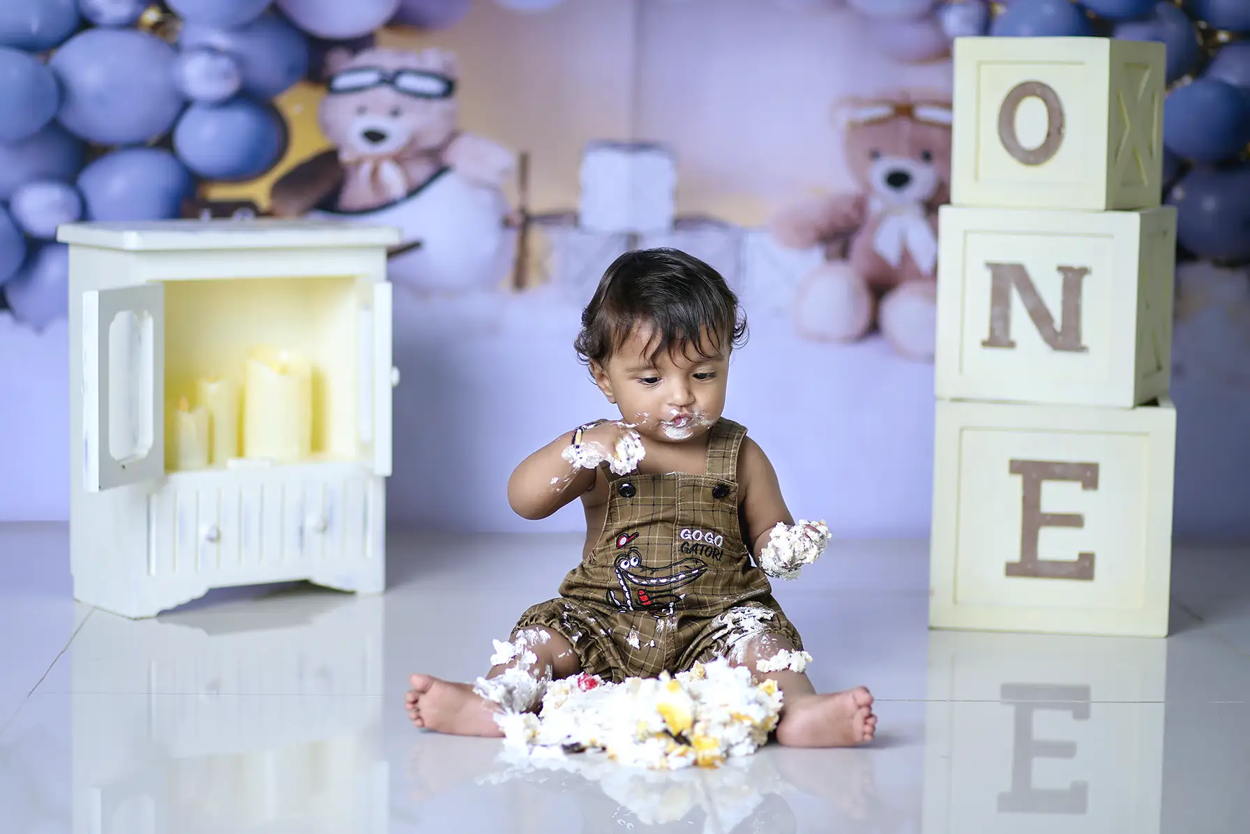 https://dx21q3b76hjv4.cloudfront.net/images/new/themes/boys-cake-smash/cake-smash-photography-in-bangalore.webp