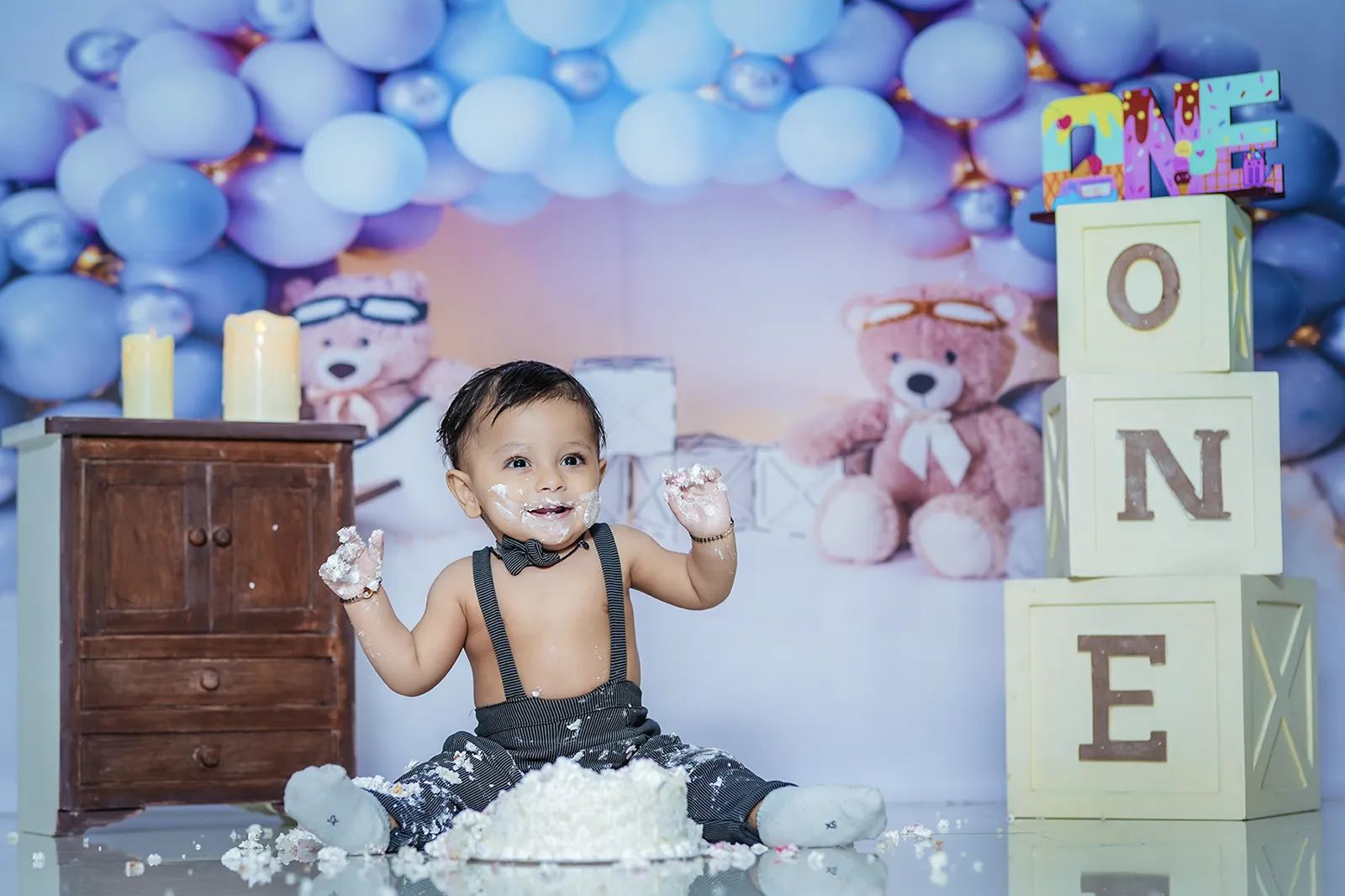 https://dx21q3b76hjv4.cloudfront.net/images/new/themes/boys-cake-smash/cake-smash-photoshoot-in-bangalore.webp