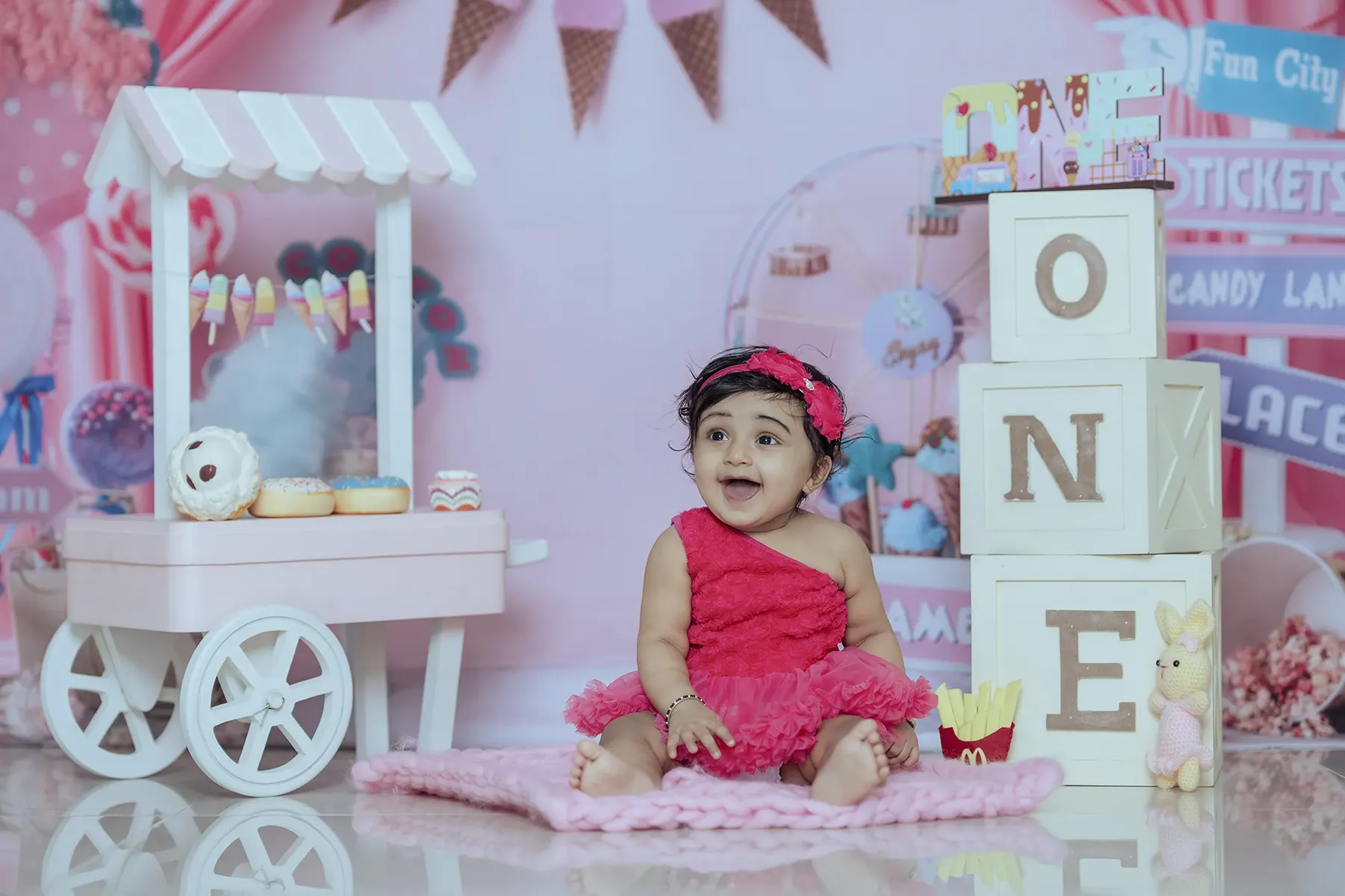 https://dx21q3b76hjv4.cloudfront.net/images/new/themes/sweet-truck/baby-photoshoot-in-bangalore.webp