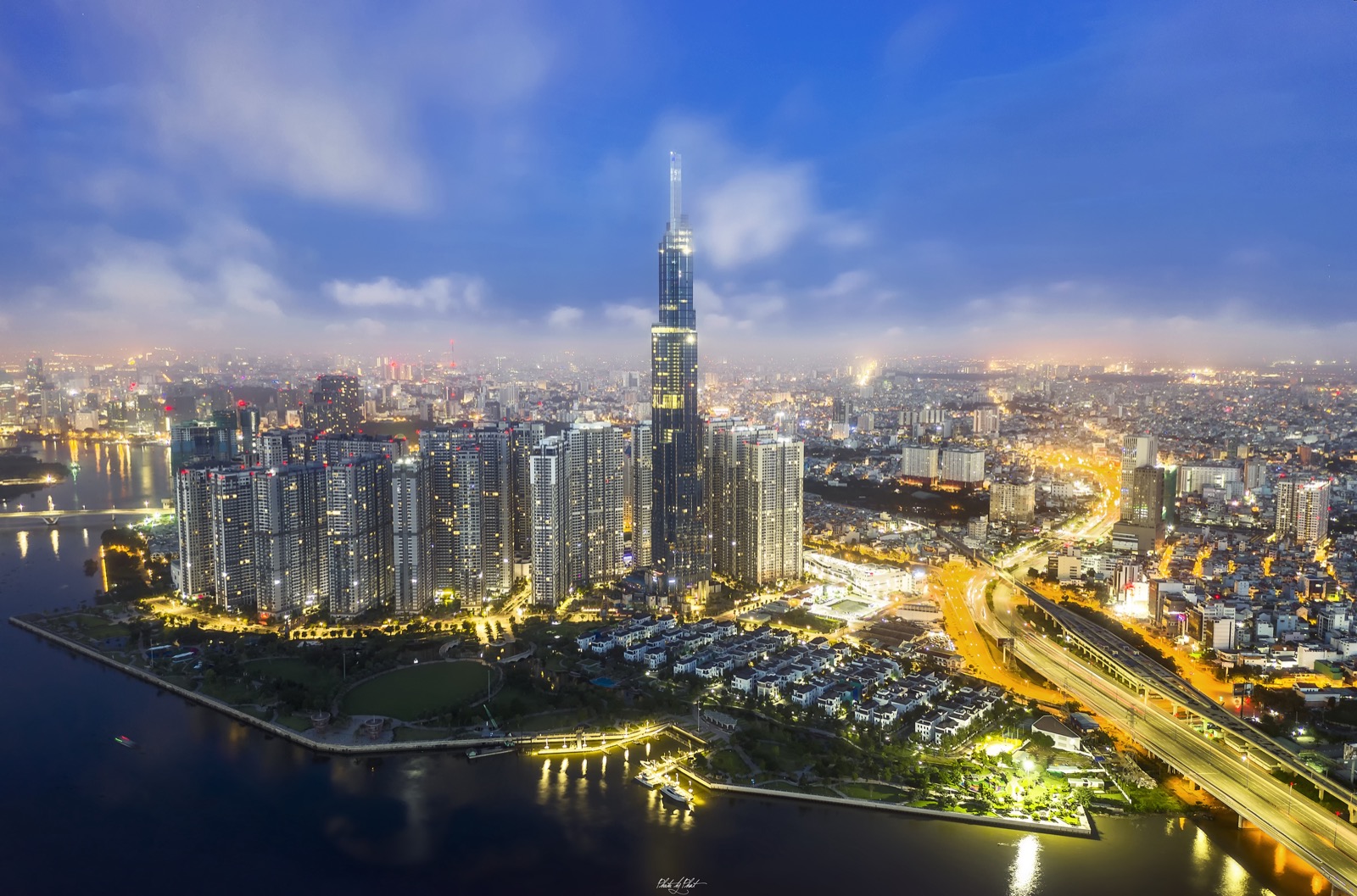 Quần thể đại đô thị Vinhomes Central Park và tòa tháp Landmark 81 nhìn từ trên cao